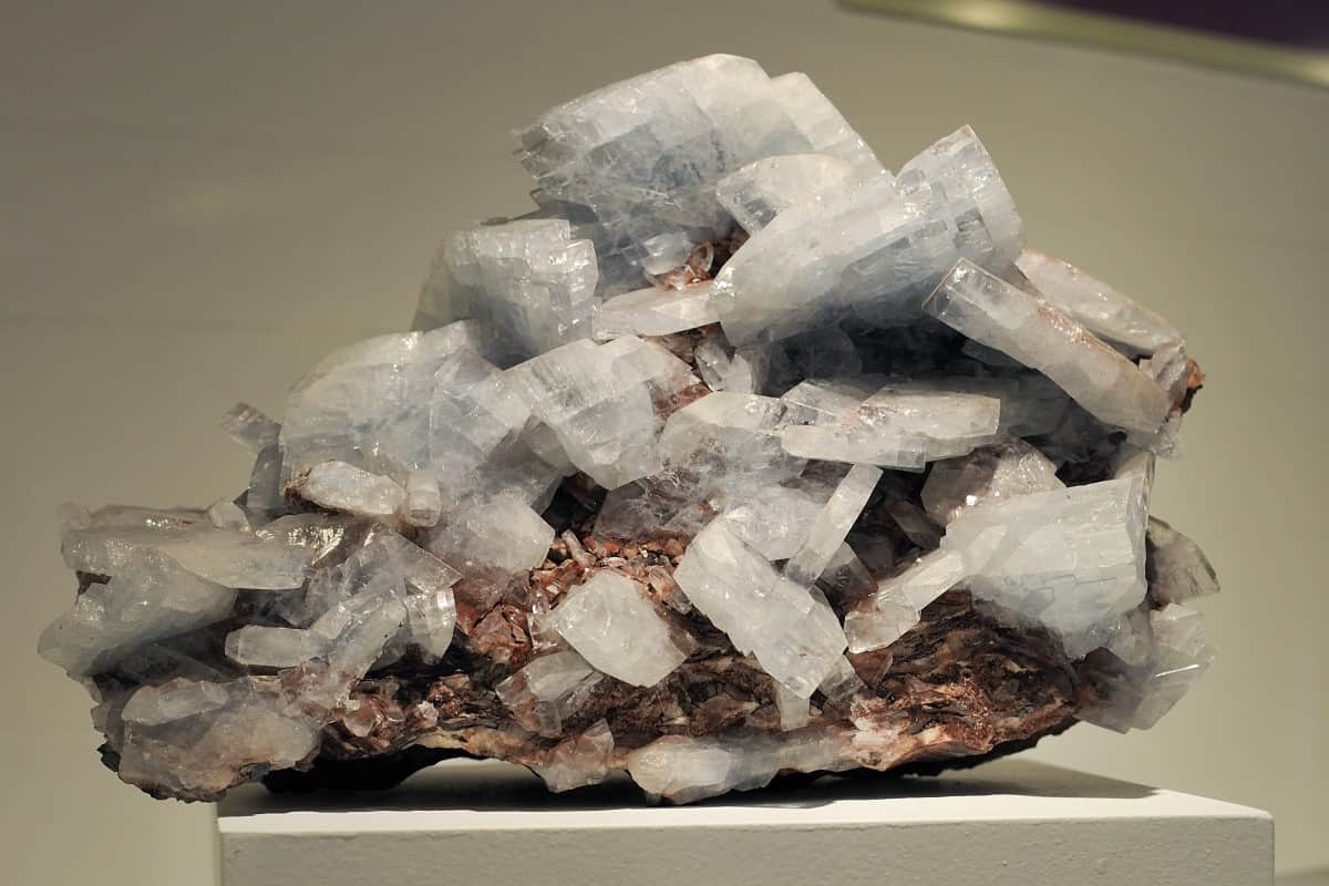  Opaque Barite; Massive Crystalline Forms 2 Applications Oil Extraction Radiation Safety 